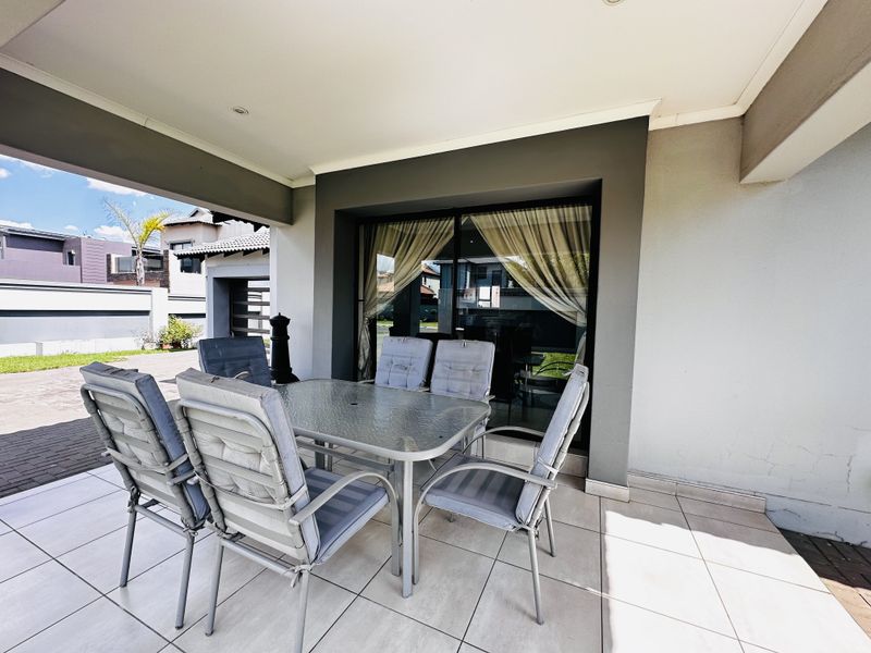 Elegant 3-Bedroom Family Home in Secure Helderwyk Estate - Photo 2