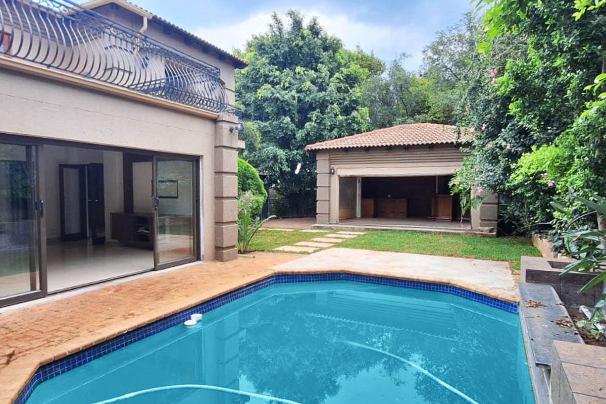 Exceptional Five-Bedroom Home in Prestigious Estate - Photo 2