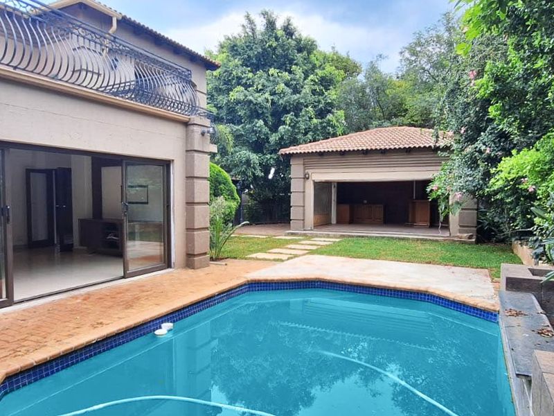 Exceptional Five-Bedroom Home in Prestigious Estate - Photo 2