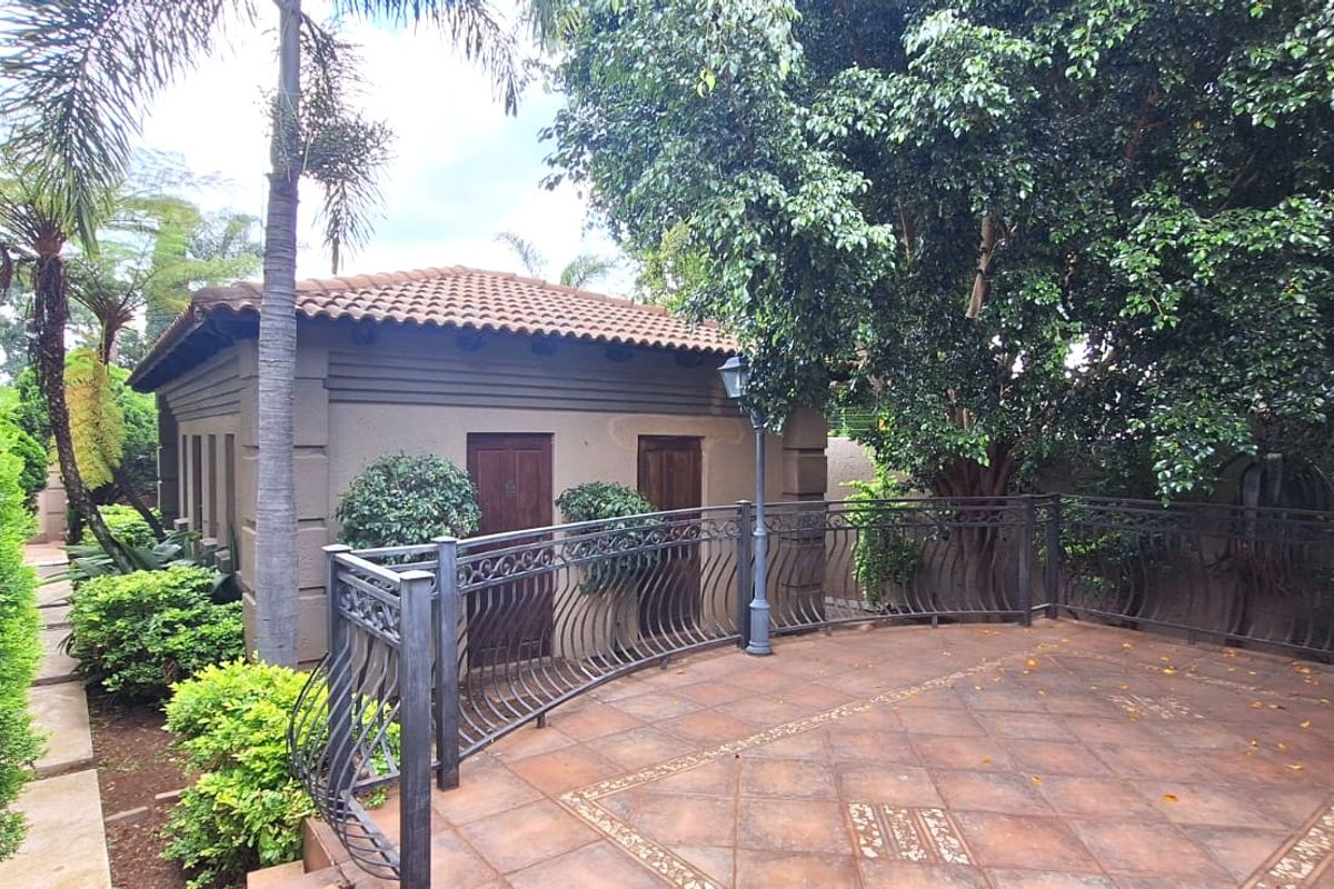 Exceptional Five-Bedroom Home in Prestigious Estate - Photo 4