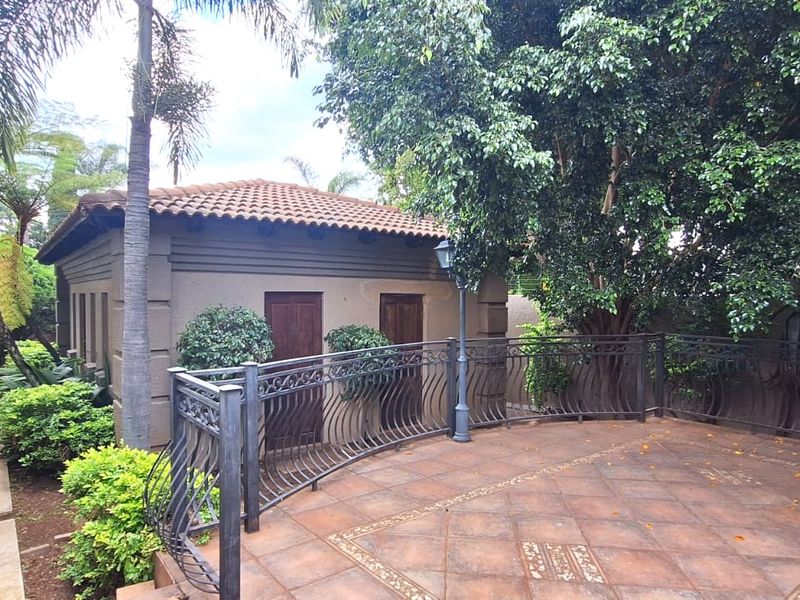 Exceptional Five-Bedroom Home in Prestigious Estate - Photo 4