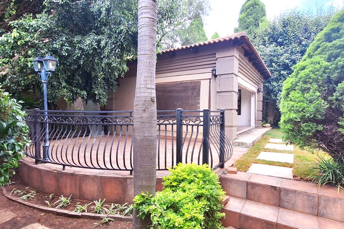 Exceptional Five-Bedroom Home in Prestigious Estate - Photo 5