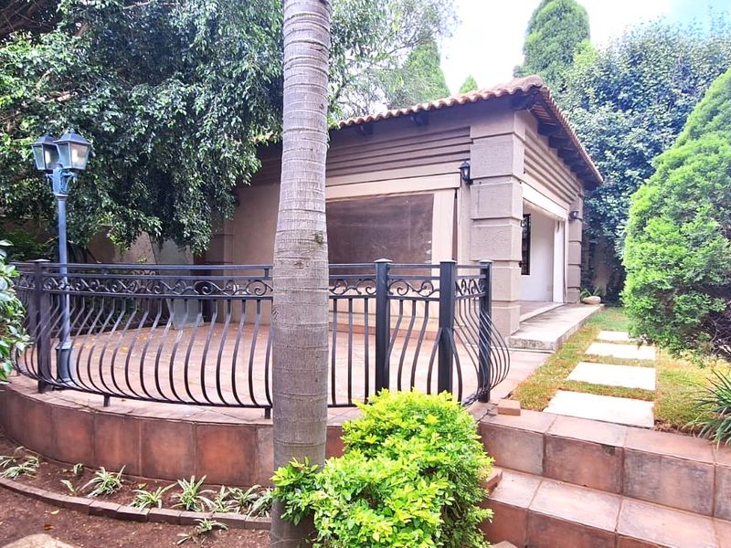 Exceptional Five-Bedroom Home in Prestigious Estate - Photo 5