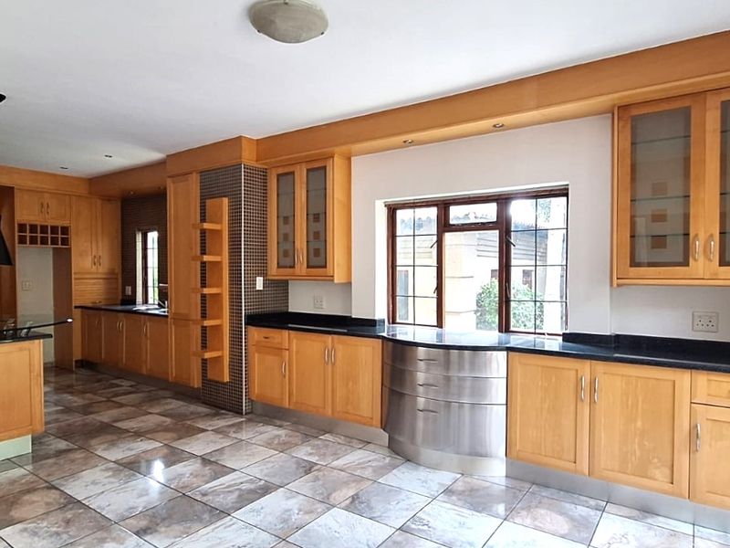 Exceptional Five-Bedroom Home in Prestigious Estate - Photo 10