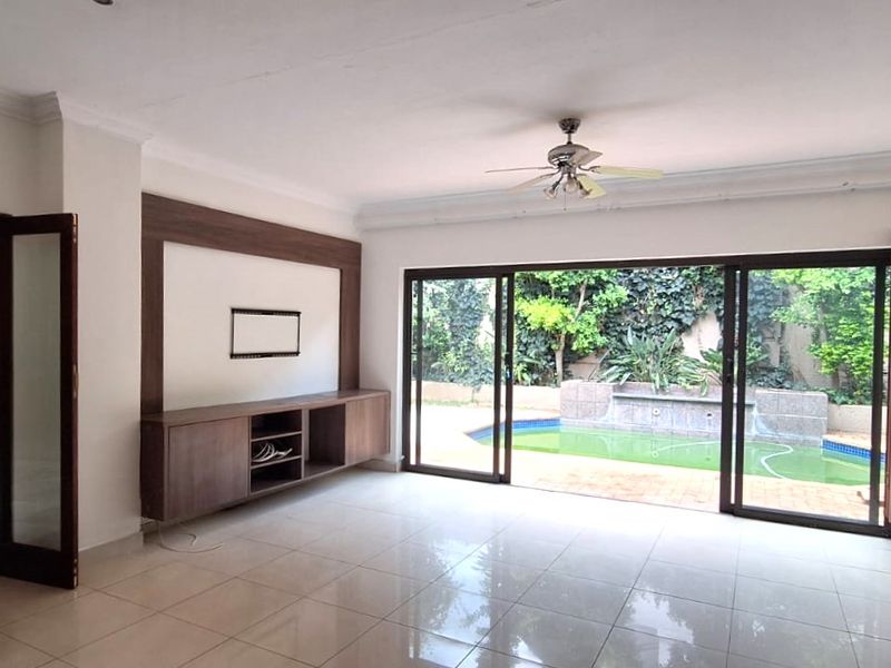 Exceptional Five-Bedroom Home in Prestigious Estate - Photo 9