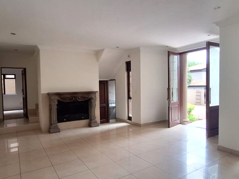 Exceptional Five-Bedroom Home in Prestigious Estate - Photo 8