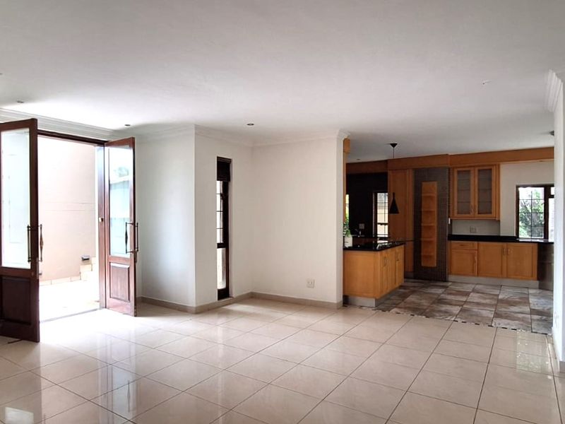 Exceptional Five-Bedroom Home in Prestigious Estate - Photo 7