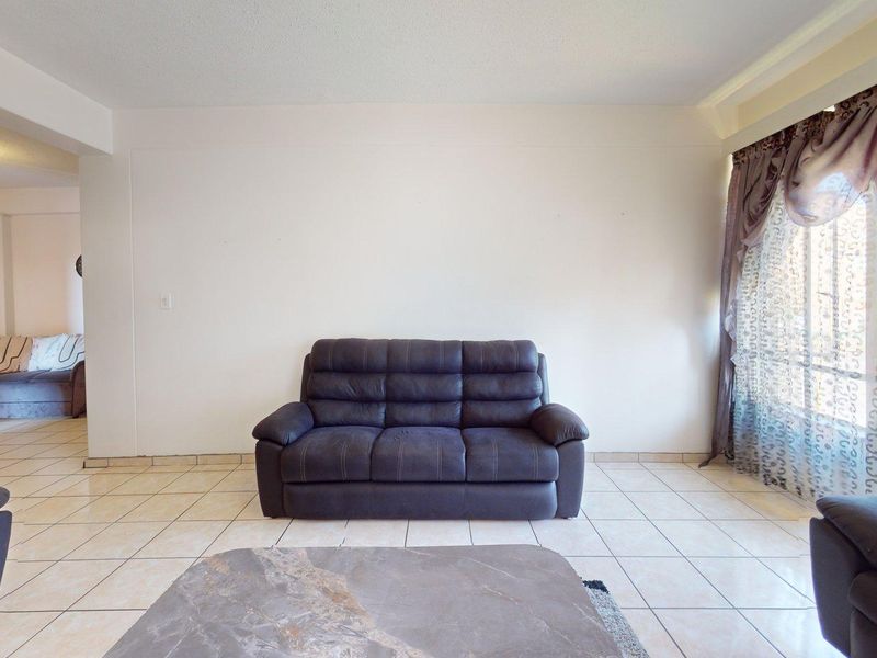 High-Demand 2-Bedroom Apartment in Potchefstroom Central - Photo 3