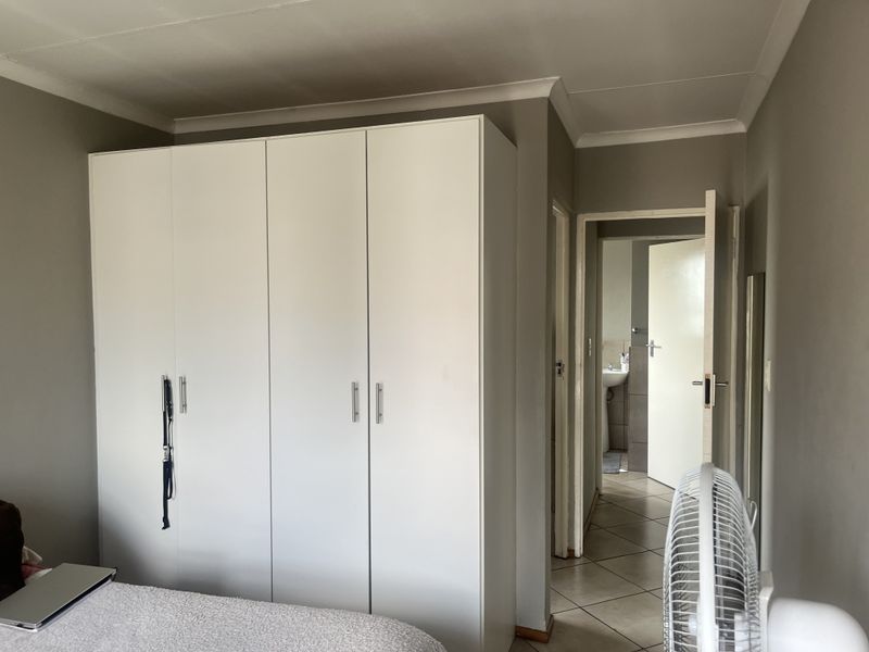 2-bedroom apartment in Albertsdal, Alberton - Photo 9