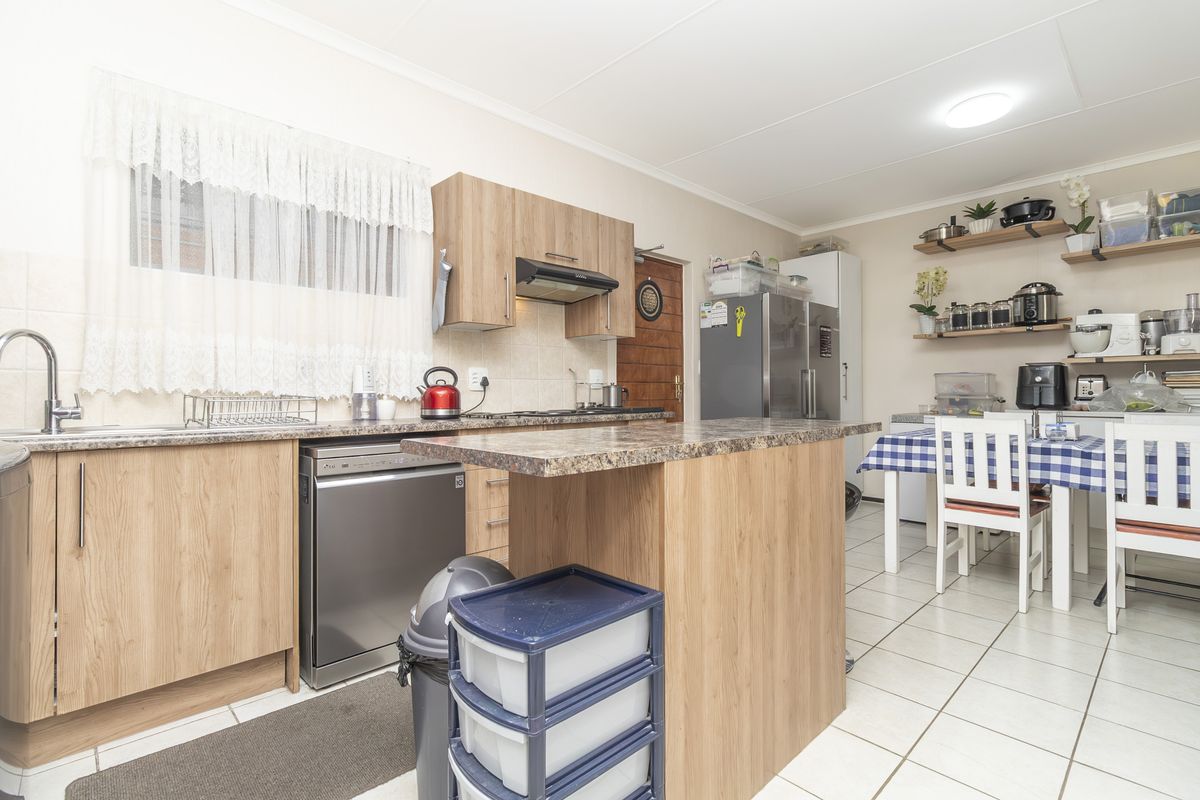 Modern 2 Bed 2 Bath Apartment with Backup Power in Prime Olivedale - Photo 4