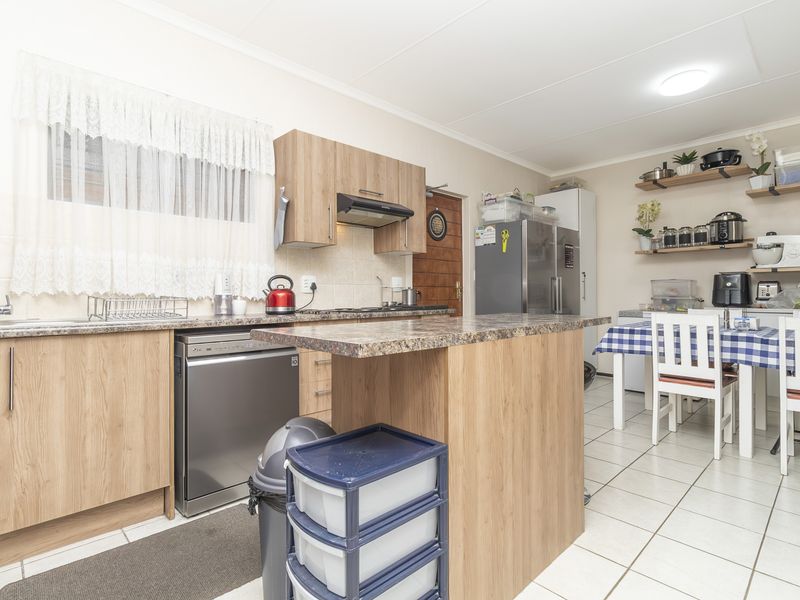 Modern 2 Bed 2 Bath Apartment with Backup Power in Prime Olivedale - Photo 4