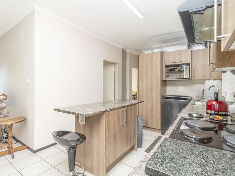 Modern 2 Bed 2 Bath Apartment with Backup Power in Prime Olivedale - Photo 3