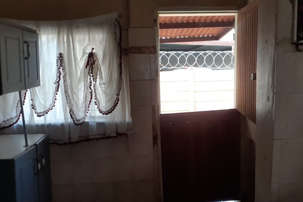 A home awaiting a TLC home lover - Photo 3