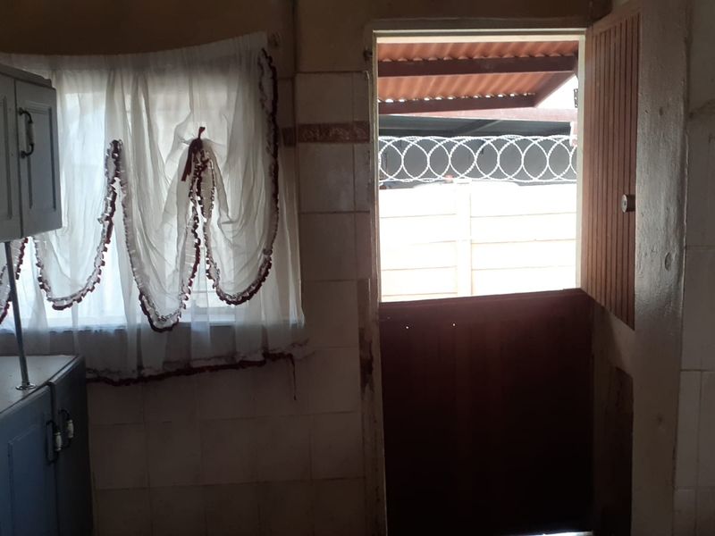 A home awaiting a TLC home lover - Photo 3