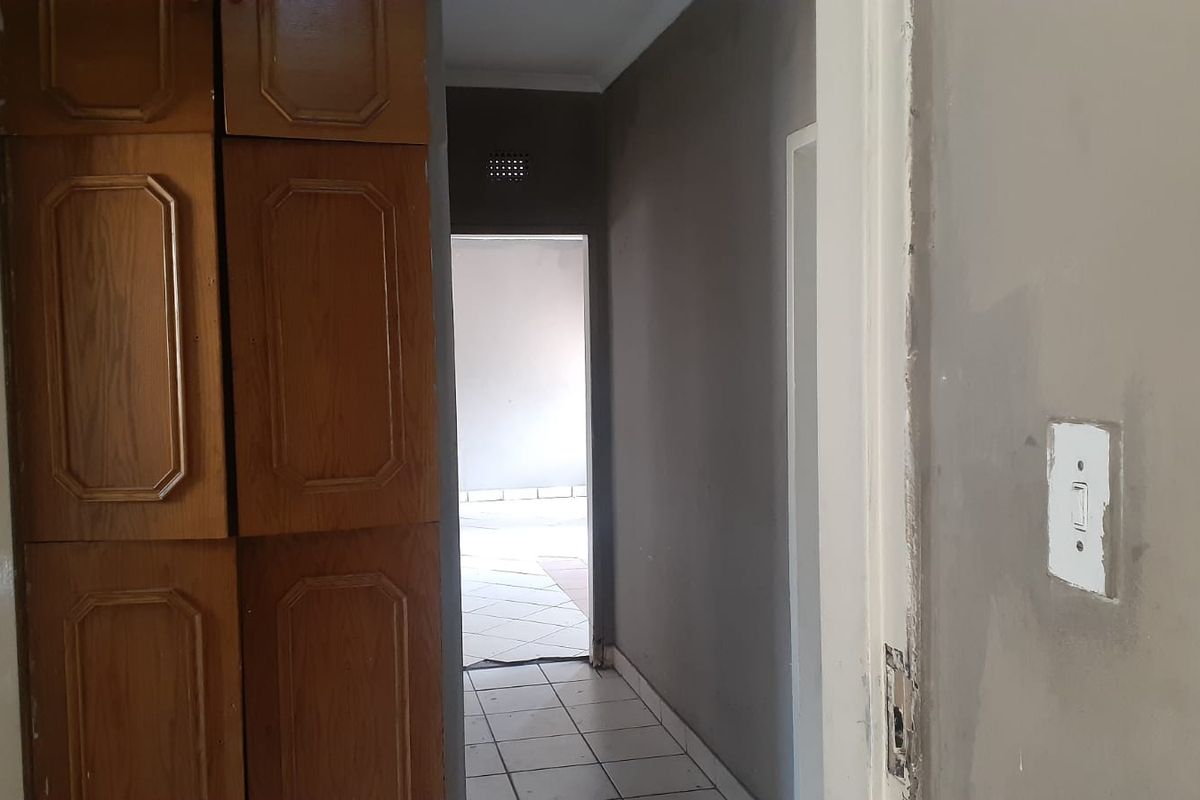 A home awaiting a TLC home lover - Photo 4