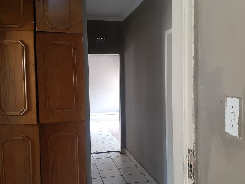 A home awaiting a TLC home lover - Photo 4