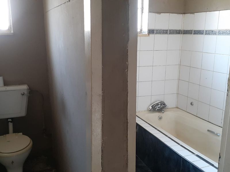 A home awaiting a TLC home lover - Photo 10