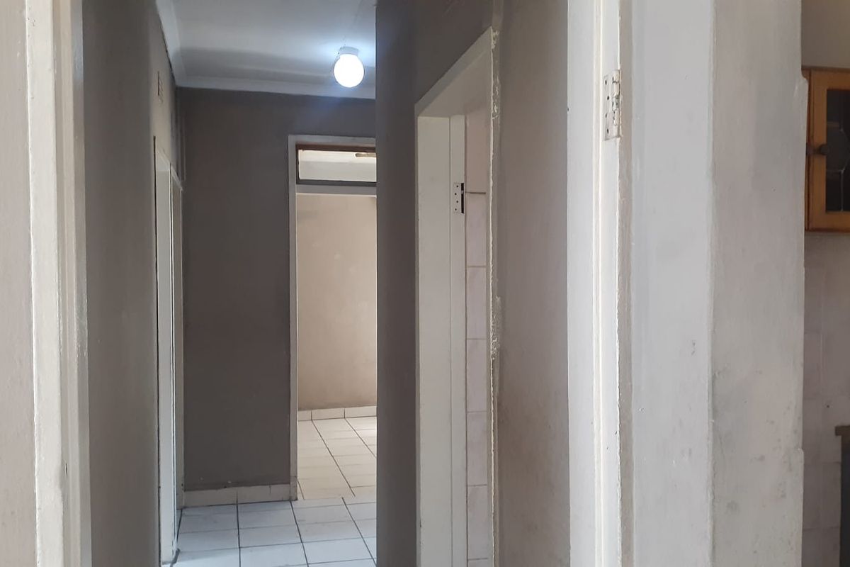 A home awaiting a TLC home lover - Photo 5