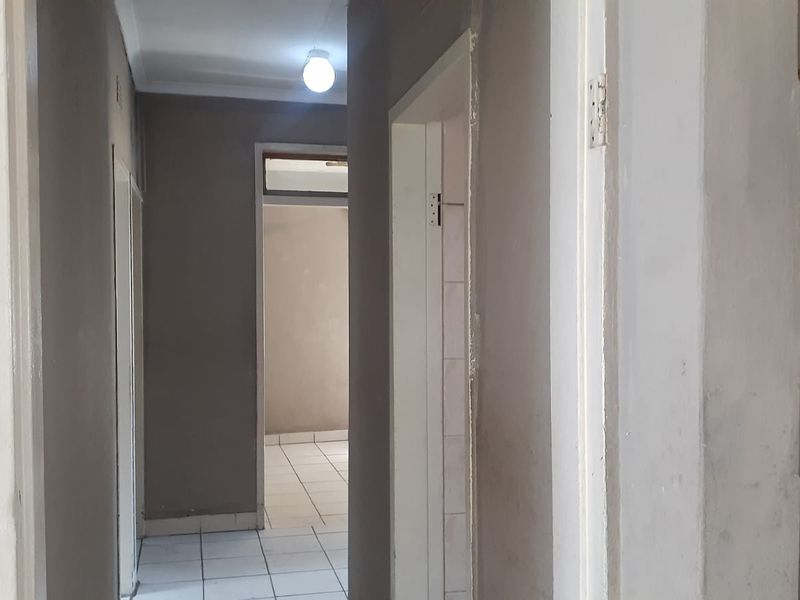 A home awaiting a TLC home lover - Photo 5