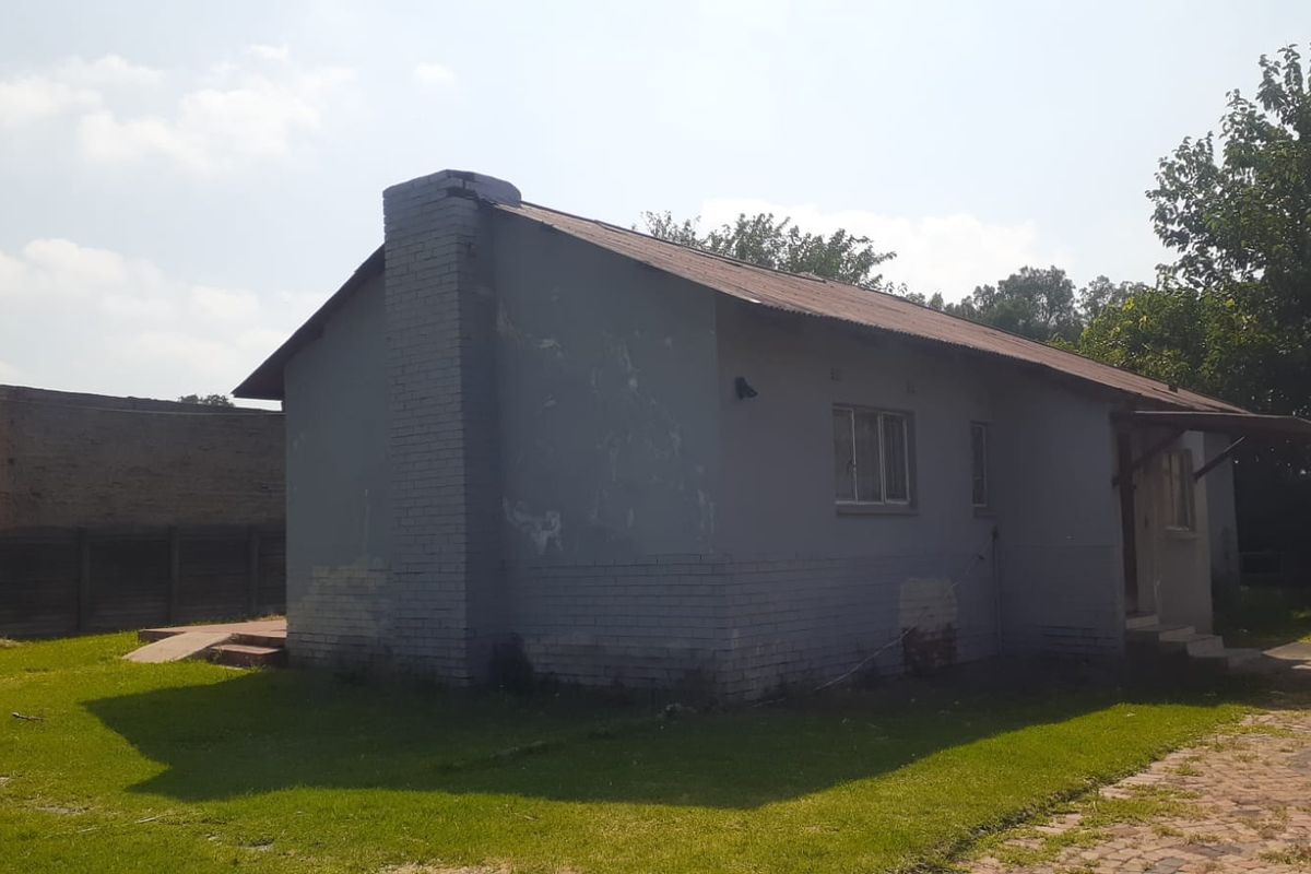 A home awaiting a TLC home lover - Photo 2