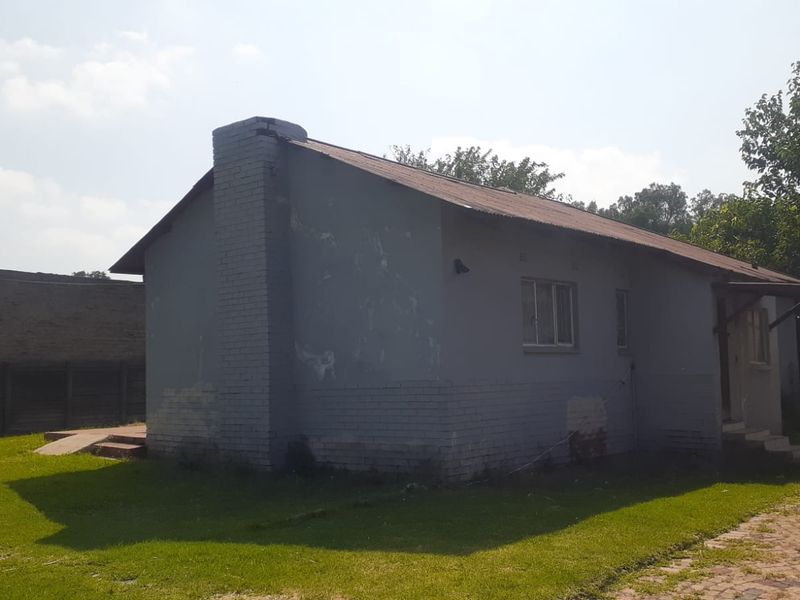 A home awaiting a TLC home lover - Photo 2