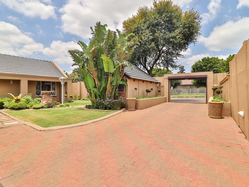 A RARE DIAMOND IN THE HEART OF RACEVIEW !!!! ABSOLUTELY IMMACULATE!!! - Photo 2