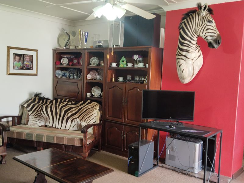 Neat, Secure & Perfectly Located Family Home – Move-In Ready - Photo 10