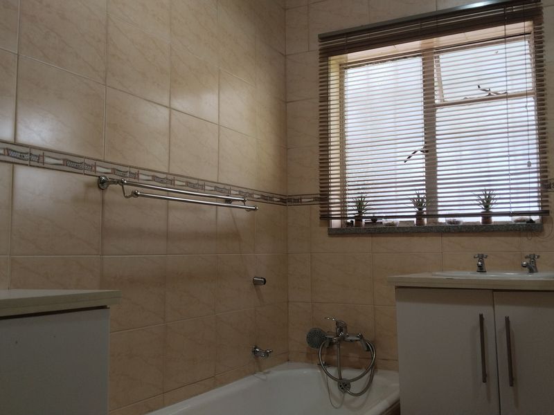 Neat, Secure & Perfectly Located Family Home – Move-In Ready - Photo 8