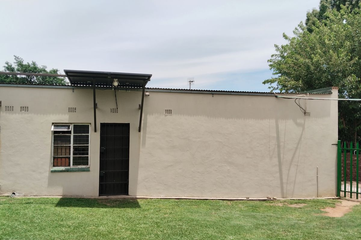 Neat, Secure & Perfectly Located Family Home – Move-In Ready - Photo 4