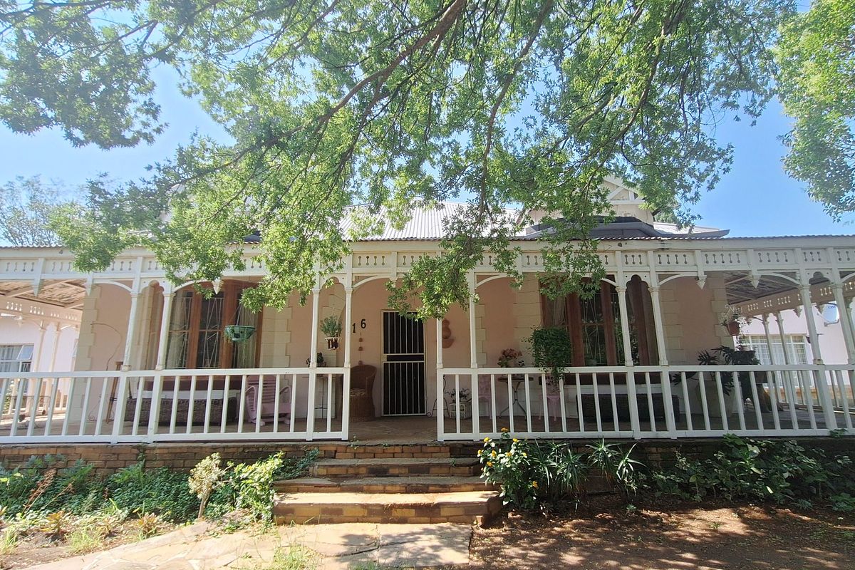 3 Bedroom house with 2 bedroom flat for sale and wraparound porch - Photo 3