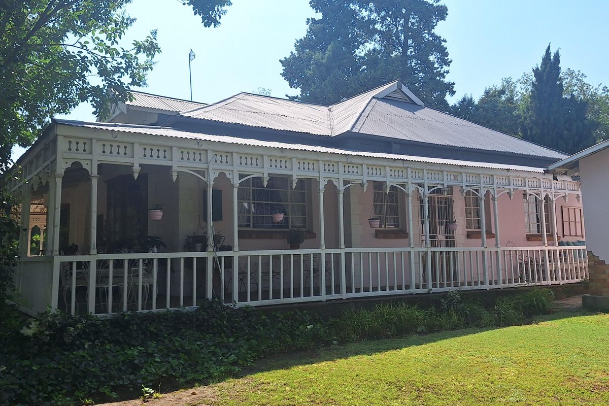 3 Bedroom house with 2 bedroom flat for sale and wraparound porch - Photo 2