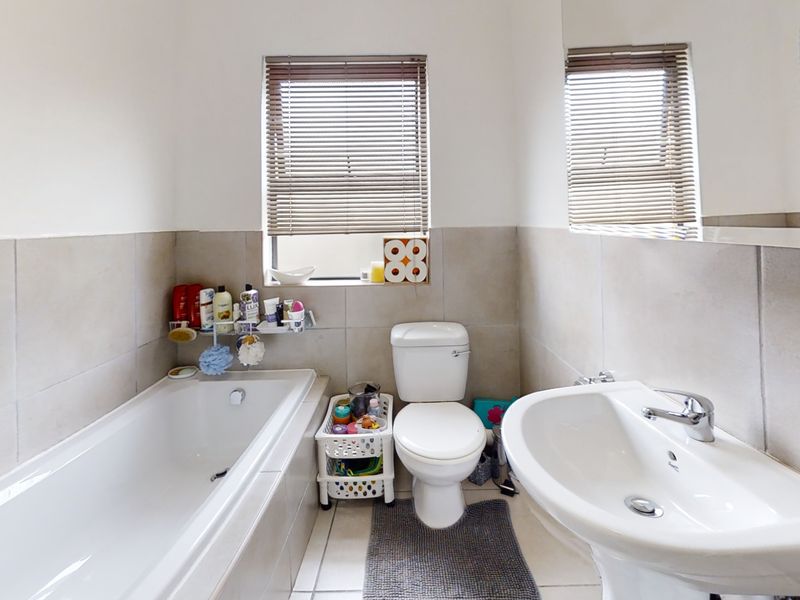 Move-In Ready Two-Bedroom Apartment in Sought-After Goedeburg - Photo 10