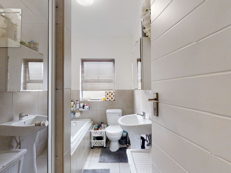 Move-In Ready Two-Bedroom Apartment in Sought-After Goedeburg - Photo 9