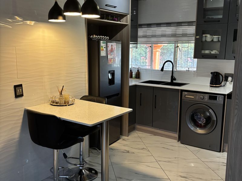 Show House condition modern for investing or quality stay in Ravensklip - Photo 10