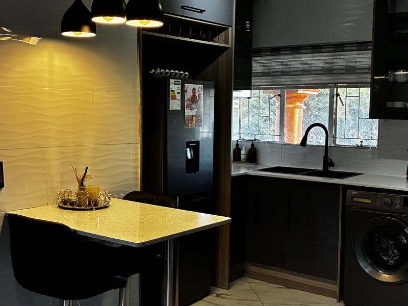 Show House condition modern for investing or quality stay in Ravensklip - Photo 9