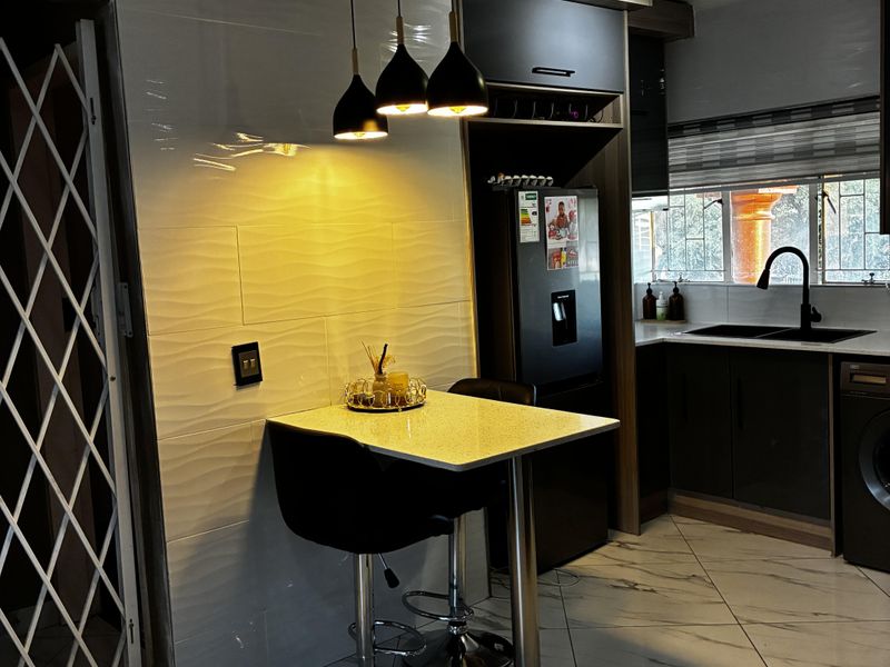 Show House condition modern for investing or quality stay in Ravensklip - Photo 8