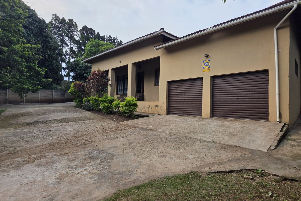 4-Bedroom House - Photo 2