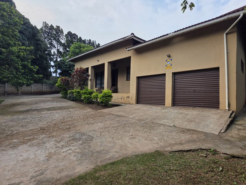 4-Bedroom House - Photo 2