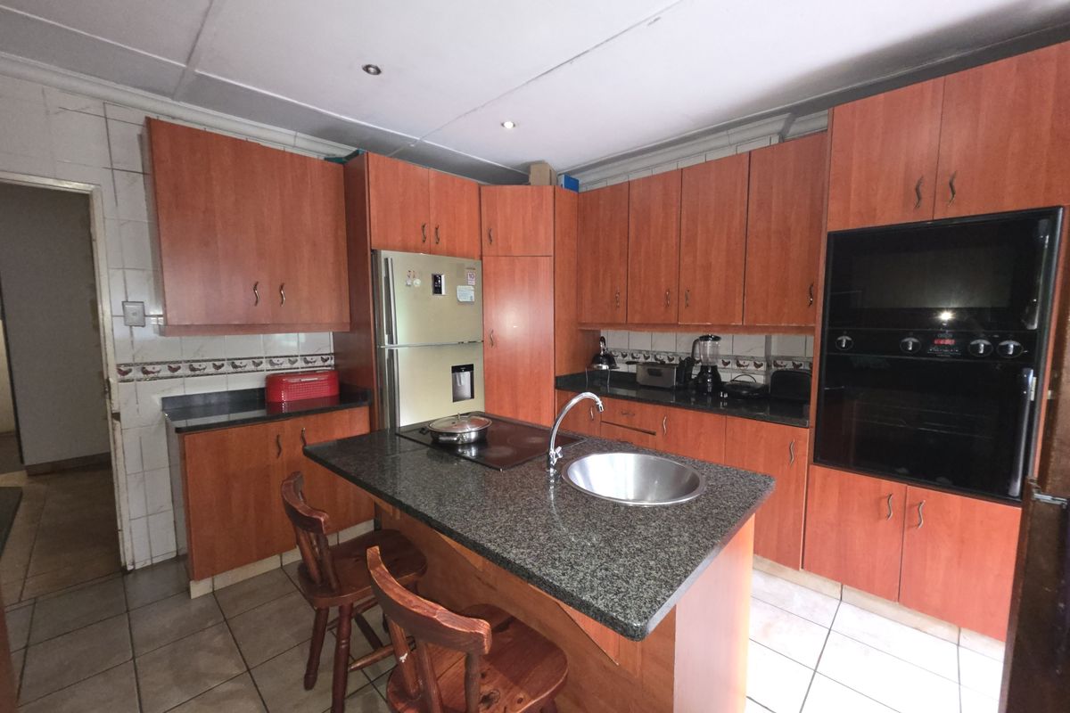 4-Bedroom House - Photo 3