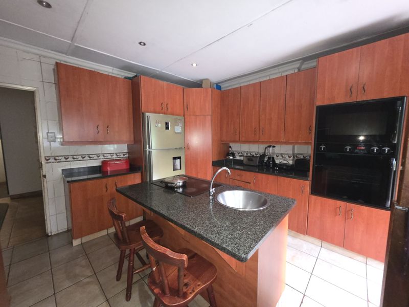 4-Bedroom House - Photo 3