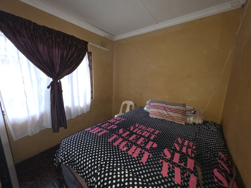 4-Bedroom House - Photo 8