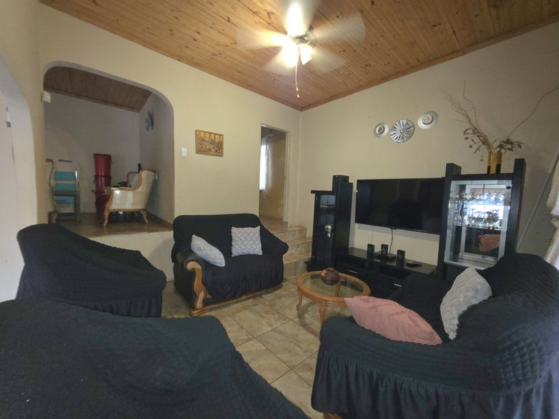 4-Bedroom House - Photo 7