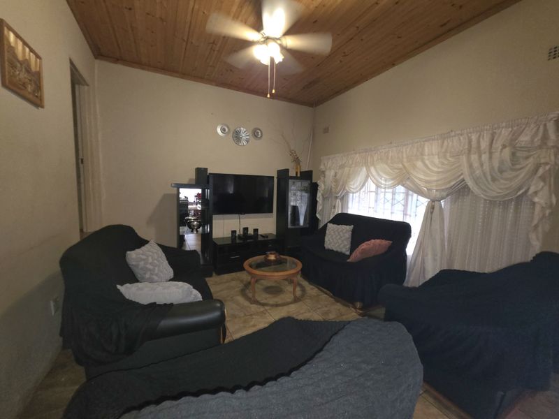 4-Bedroom House - Photo 6