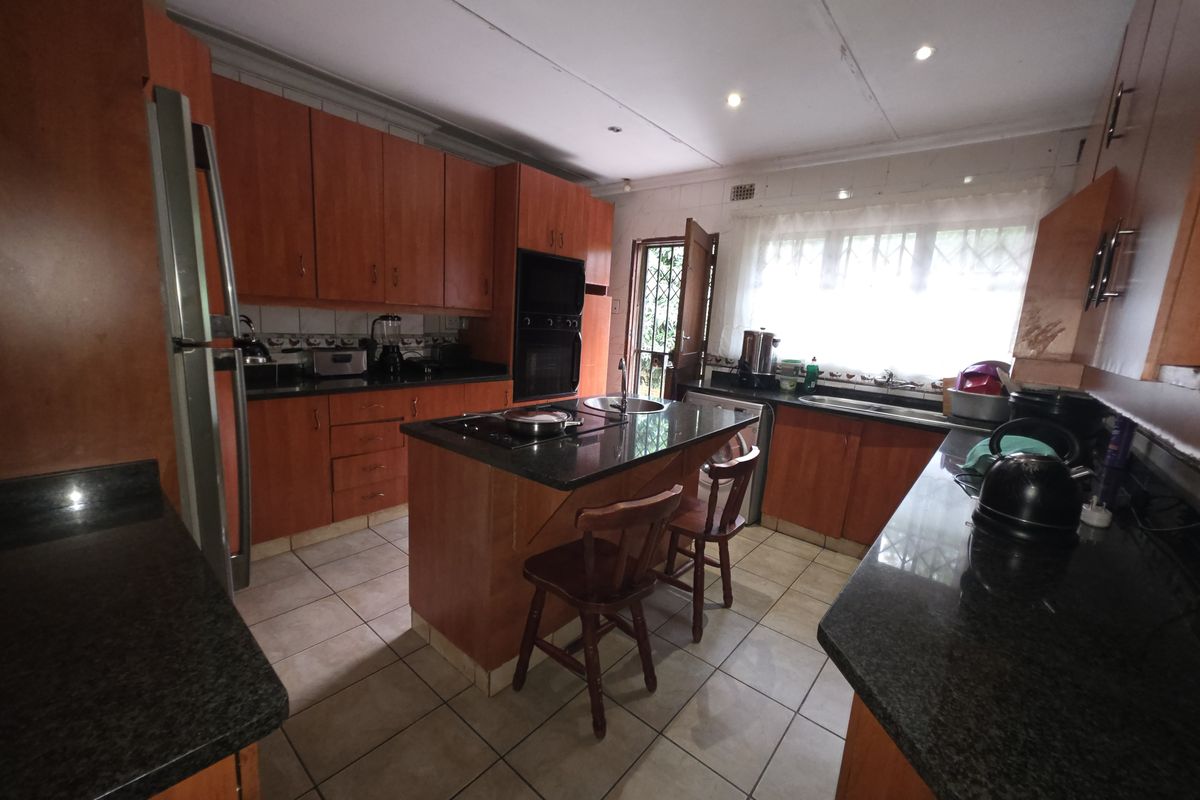 4-Bedroom House - Photo 4