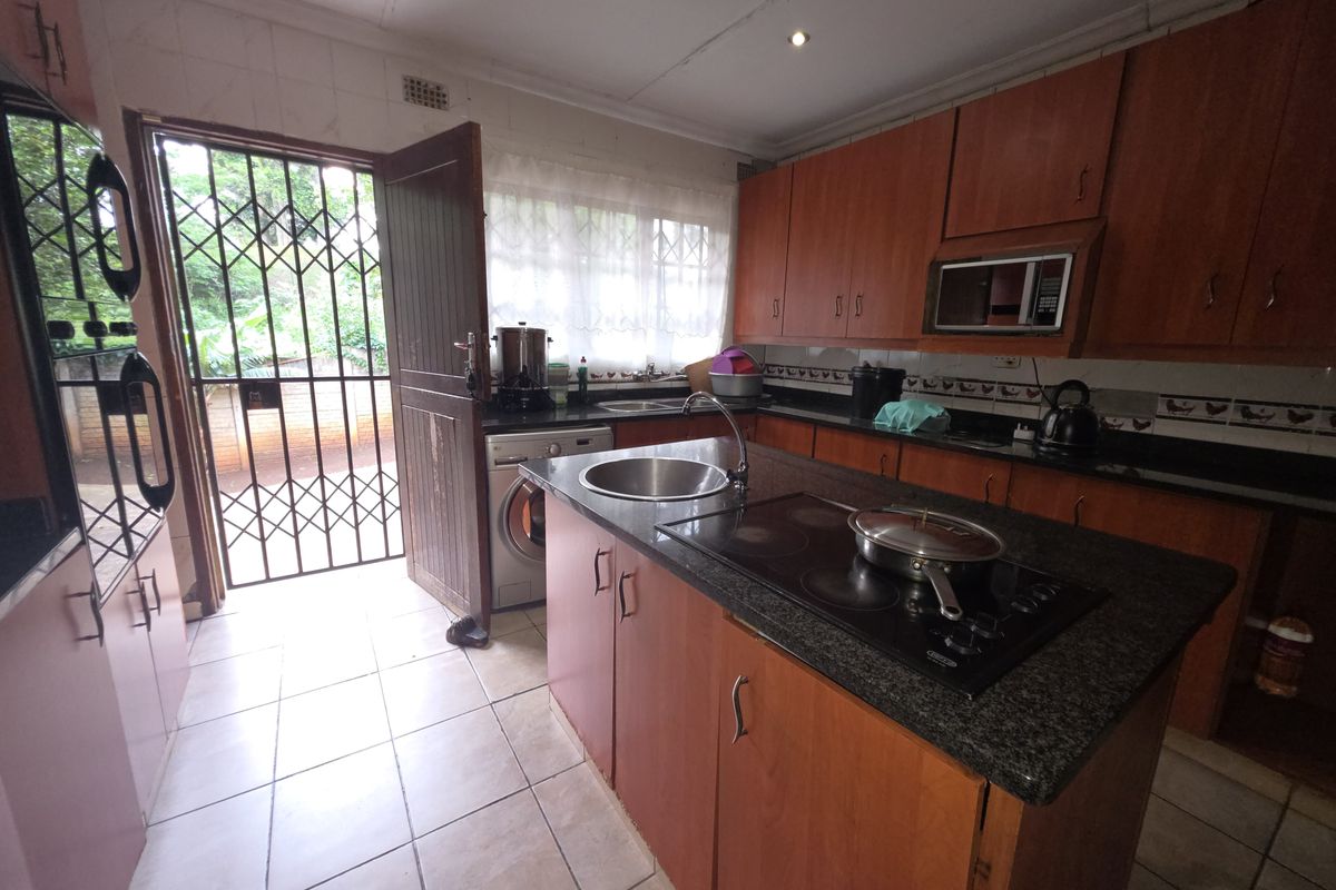 4-Bedroom House - Photo 5