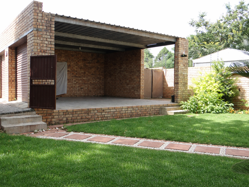 Warm Modern Family Home - Photo 3