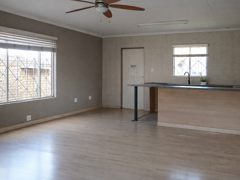 Warm Modern Family Home - Photo 4