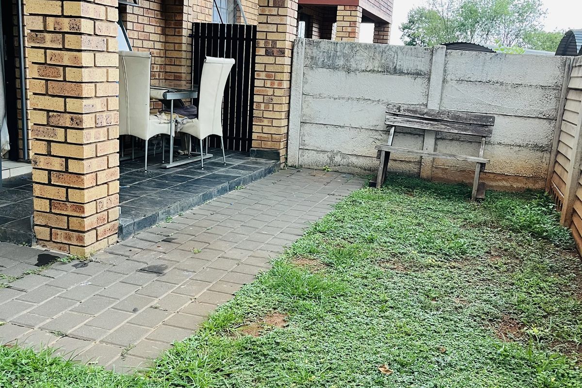 Charming ground floor 2 -Bedroom Apartment with private garden - Photo 3