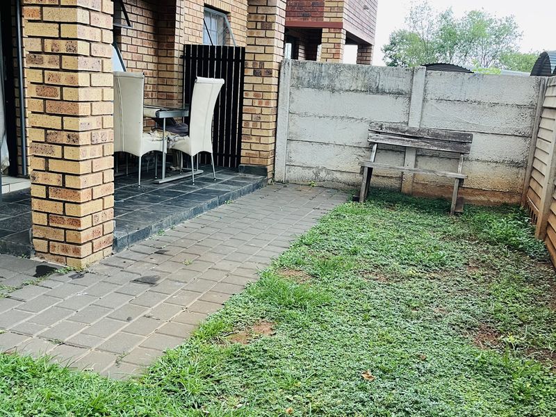 Charming ground floor 2 -Bedroom Apartment with private garden - Photo 3