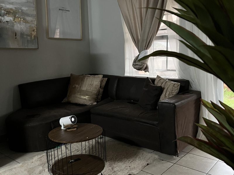 Charming ground floor 2 -Bedroom Apartment with private garden - Photo 9